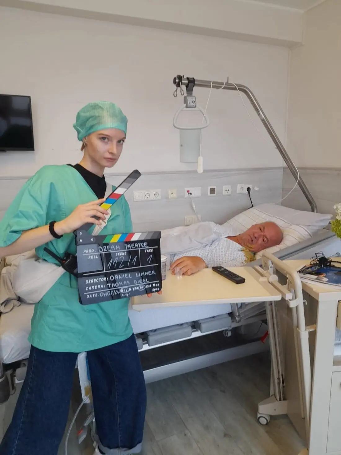 Priester in einer Dorfkirche in nachdenklicher Pose