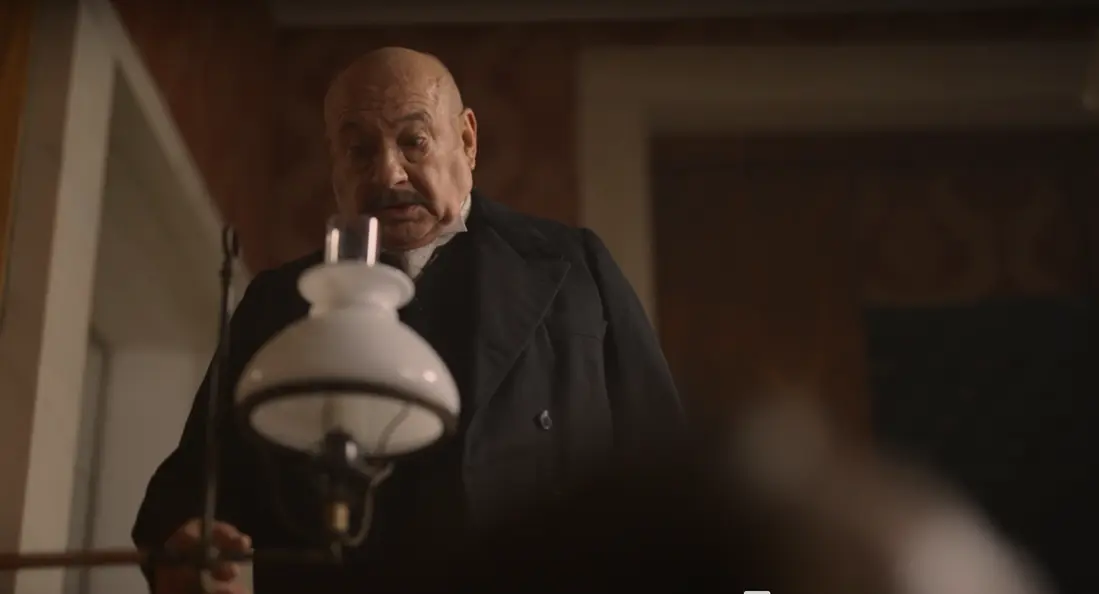 Schauspieler in einer Szene einer TV-Serie