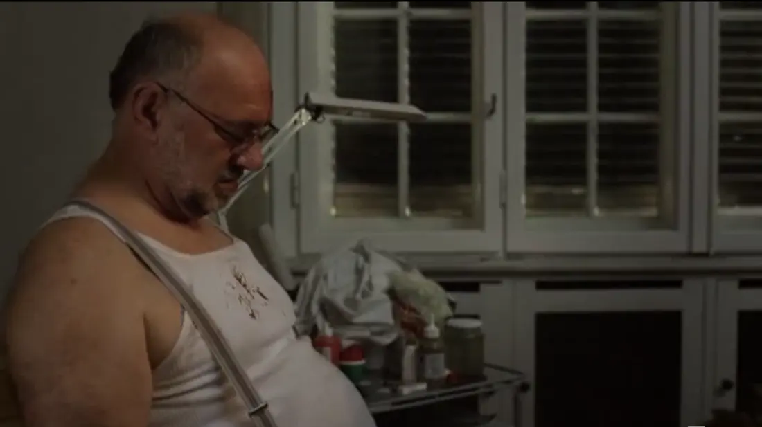 Älterer Großvater in einem Wohnzimmer in intensiver Unterhaltung