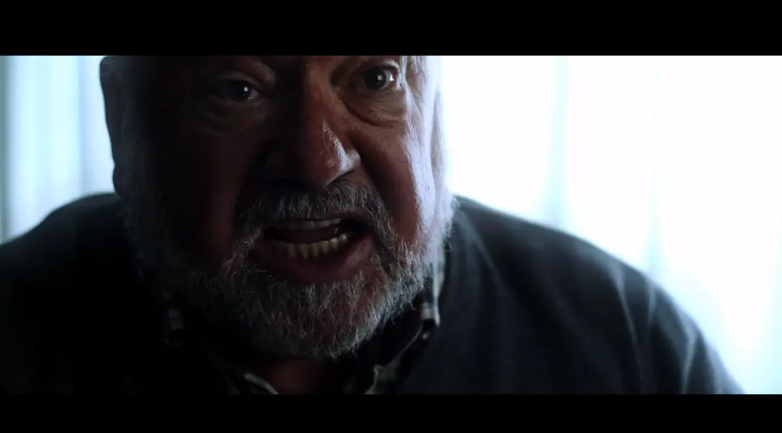 Schauspieler vor rotem Vorhang im Theater